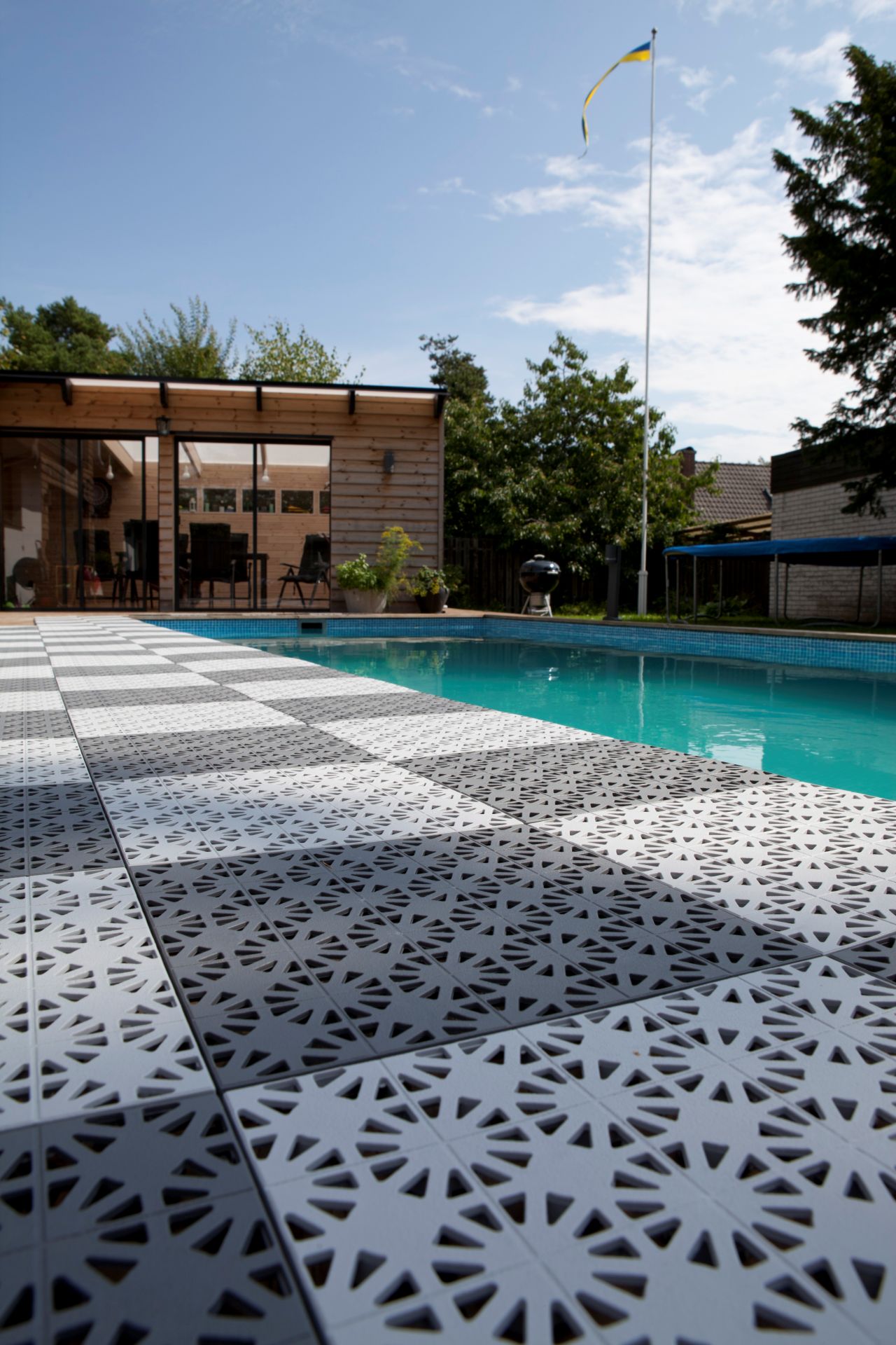 Okolo bazéna, vírivky a kúpacieho suda